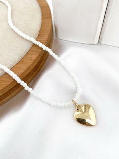 Colar de miçangas com pingente coração dourado - Febijus