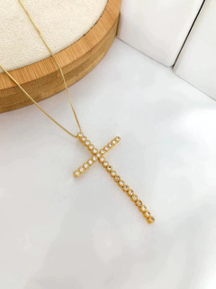 Veneziana banhada em 2 milésimos de ouro crucifixo de zircônias.