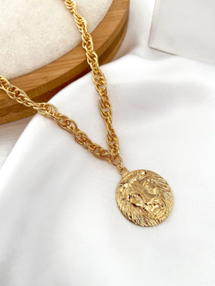 Colar de elo entrelaçado com medalha de leão. na internet