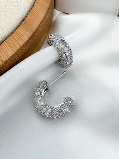 brinco folheado a ouro 18k e prata 925 argola meia lua cravejada com micro zircônias e ponto de luz na internet