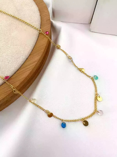 Colar com cristais coloridos folheado em ouro 18k.
