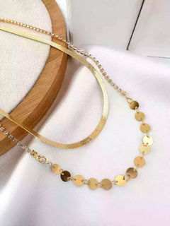 COLAR DOIS FIOS FOLHEADO A OURO 18K FITA E MICRO ZIRCÔNIAS COM MEDALHINHAS.