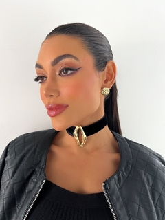 choker veludo com pingente argola oval martelada
