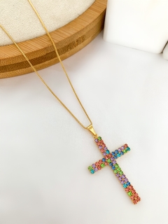 Veneziana folheada a ouro com crucifixo de zircônias coloridas