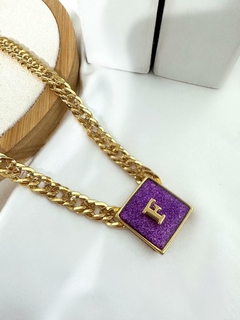 Colar de Verniz Italiano Com Placa Quadrada Roxo Personalizada - comprar online