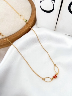Riviera folheada a ouro com detalhe oval e borboleta colorida