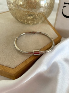 Bracelete com fecho de rosquear banhado em 10 milésimos e verniz italiano - comprar online