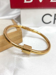 Bracelete com fecho de rosquear banhado em 10 milésimos e verniz italiano