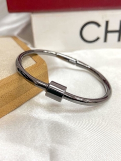 Bracelete com fecho de rosquear banhado em 10 milésimos e verniz italiano na internet