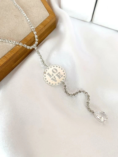 Colar lariat de zircônias com medalha love e gota cristal. - loja online