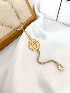 Colar lariat de zircônias com medalha love e gota cristal.