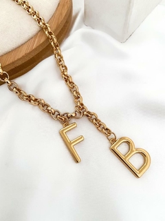 Colar lariat banhado a ouro e verniz italiano com letra personalizada