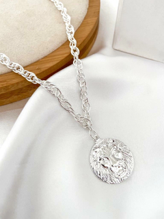 Colar de elo entrelaçado com medalha de leão. - comprar online
