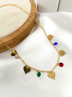 Choker folheada a ouro com corações e cristais coloridos