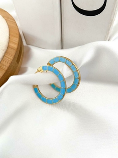 Argola folheada a ouro com detalhe resinado - comprar online