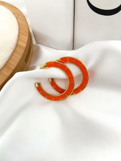 Argola folheada a ouro com detalhe resinado - comprar online