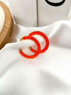 Argola folheada a ouro com detalhe resinado - Febijus