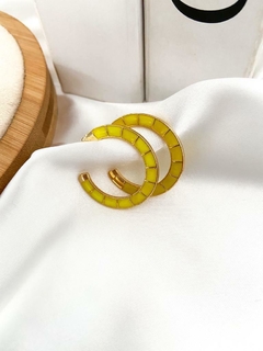 Argola folheada a ouro com detalhe resinado