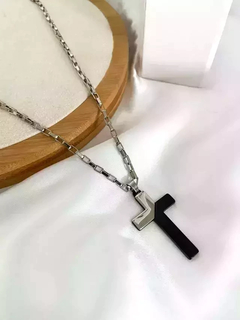 Colar crucifixo com detalhe preto níquel - verniz italiano.