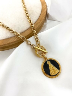Colar com medalha Nossa Senhora fecho T de zircônias banhado a ouro e verniz italiano