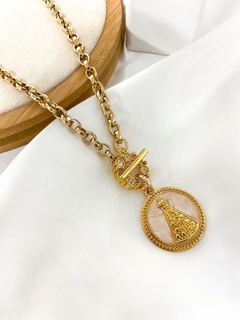 Colar com medalha Nossa Senhora fecho T de zircônias banhado a ouro e verniz italiano - comprar online