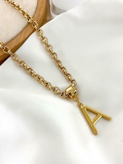Colar banhado a ouro e verniz italiano com inicial - comprar online