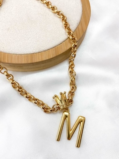 Colar banhado a ouro e verniz italiano com inicial