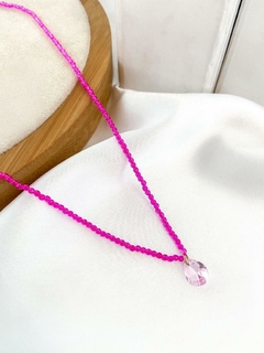 Colar com mini cristais e gota na internet