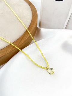Colar com mini cristais e gota