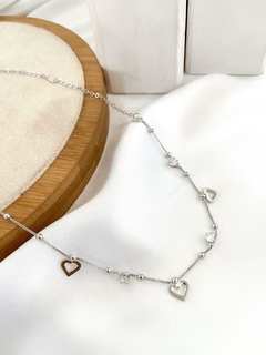 Choker folheada com cristais e corações vazados