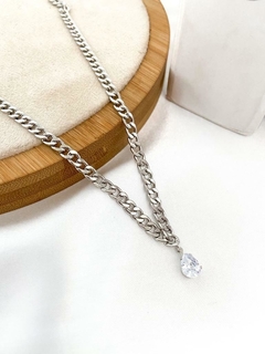 Choker folheada com corrente vazado e pingente cristal - comprar online