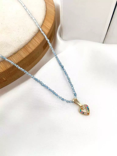 Choker cristais com mini coração de micro zircônias coloridas. na internet