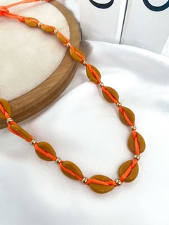 Choker fio com búzios coloridos