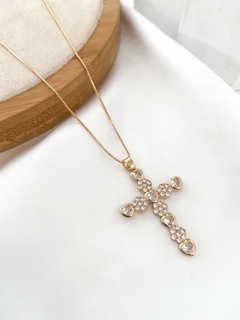 Veneziana folheada com crucifixo de flores e corações