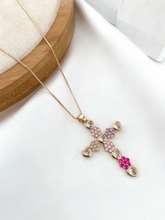 Veneziana folheada com crucifixo de flores e corações na internet