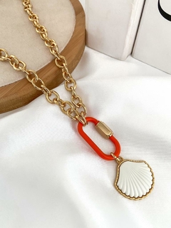 Colar de elo redondo banhado a ouro com fecho frontal e pingente concha