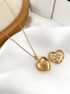 Veneziana banhada em 2 milésimos de ouro relicário coração com mão de Fátima - comprar online