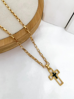 Colar elo fino banhado em 10 milesimos verniz italiano crucifixo com resina.