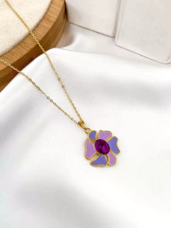 Colar de elo fino folheado a ouro com pingente de flor e pedra. - Febijus