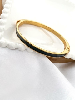Bracelete banhado em 10 milésimos de ouro e verniz italiano resina preta
