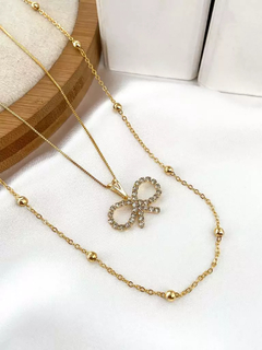 Colar duplo com laço com zircônia folheado a ouro.