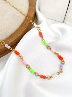 Colar folheado a ouro com miçangas coloridas.