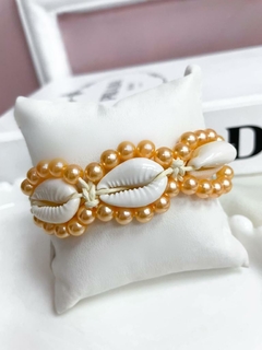 Pulseira fio de buzios com bolinhas laranja