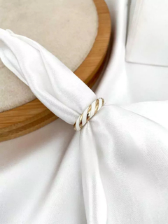 Anel folheado a ouro 18k com resina colorida.