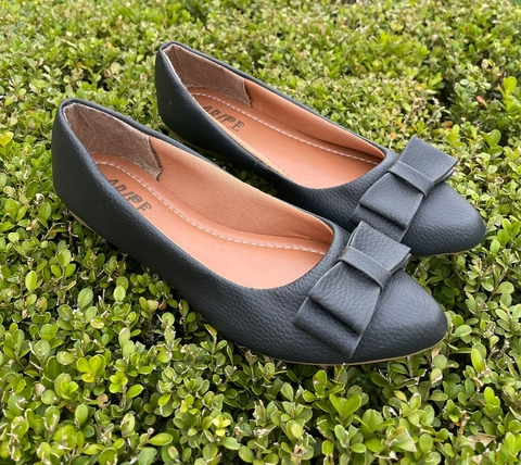 Sapatilha em corino Preta com laço