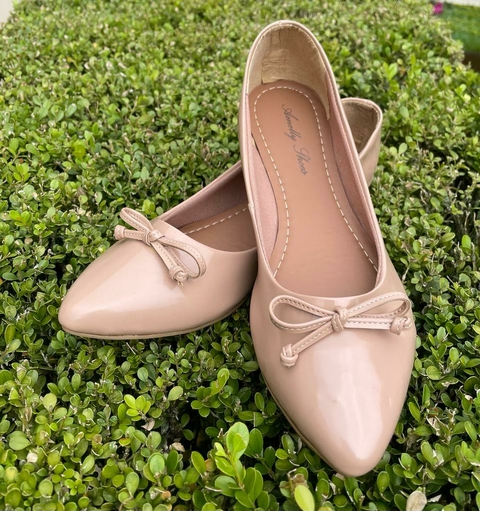 Sapatilha verniz nude com laço .