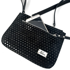 Bandolera sobre Kika cuero foliado negro - Mil Amores