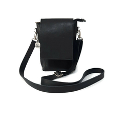 Juntas: Bandolera Flavia negro liso + Billetera mini croco negro en internet
