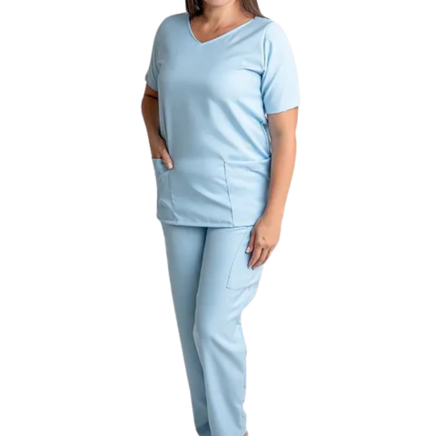 Pijama cirúrgico feminino tradicional em tecido gabardine azul claro com blusa de manga curta e calça com bolso lateral