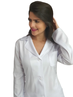 Jalecofeminino acinturado gabardine manga longa branco. 3 bolsos, 1 no peito esquerdo e 2 abaixo. Pode ser usado como manga longa ou 3/4. Acinturado na frente e nas costas. Gola tradicional..